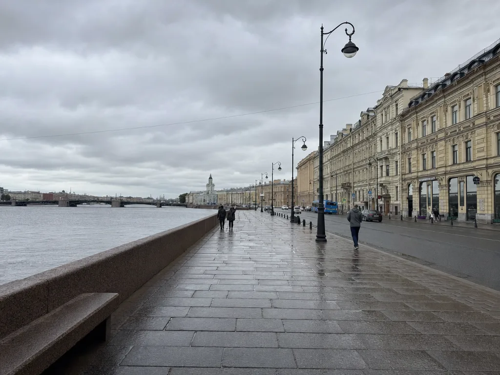 Исходная городская набережная в пасмурный день
